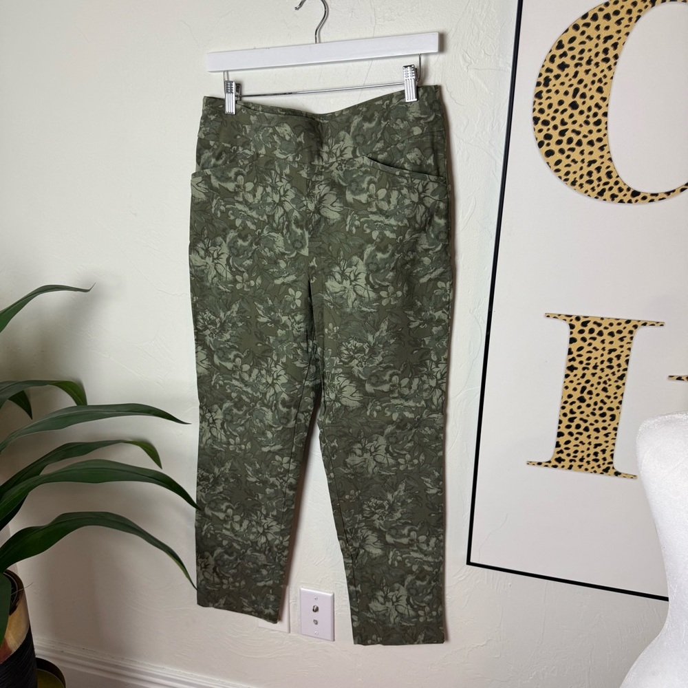 Chico’s Perfect Stretch Floral Jacquard Pants – Size 1 (M)